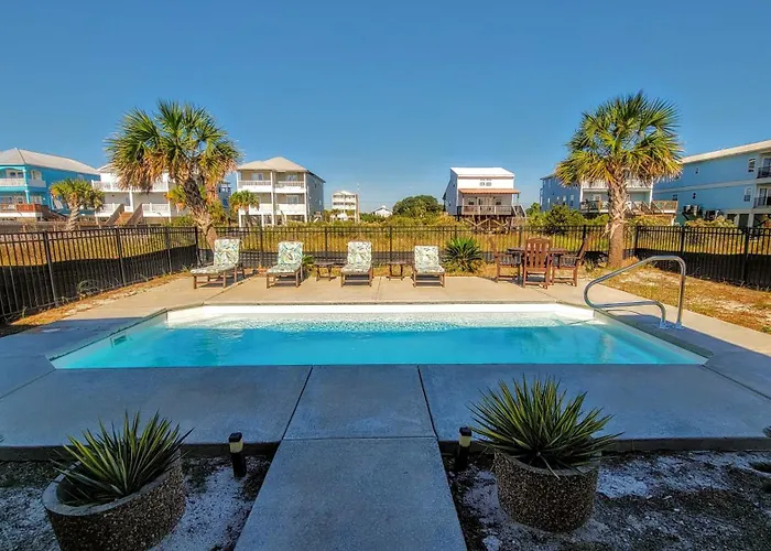 Holiday home With Private Pool & Access - Sleeps 4 *
